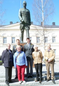Perinteinen treffipaikka oli Mannerheimin patsas Mikkelin torilla. Kuva: Tuija Turunen